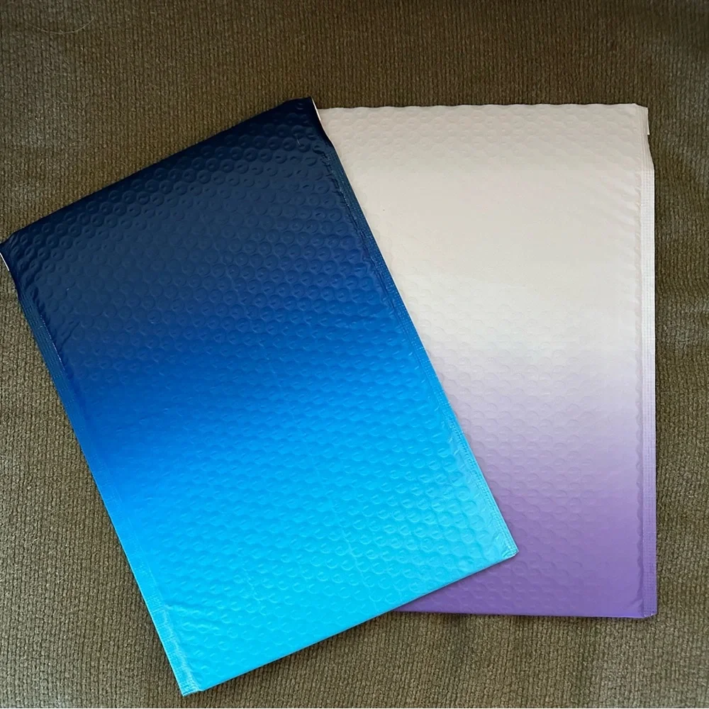 Ombré 4-pack 9”x12” padded bubble mailers, 2 of each color